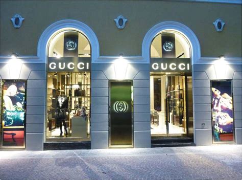 negozi che vendono gucci a napoli|Gucci. Negozi e rivenditori Gucci a Napoli. Borse, scarpe e .